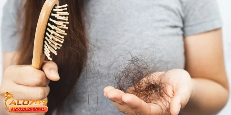 Mơ thấy tóc rụng khi chải đầu – điềm báo về cơ hội vụt mất